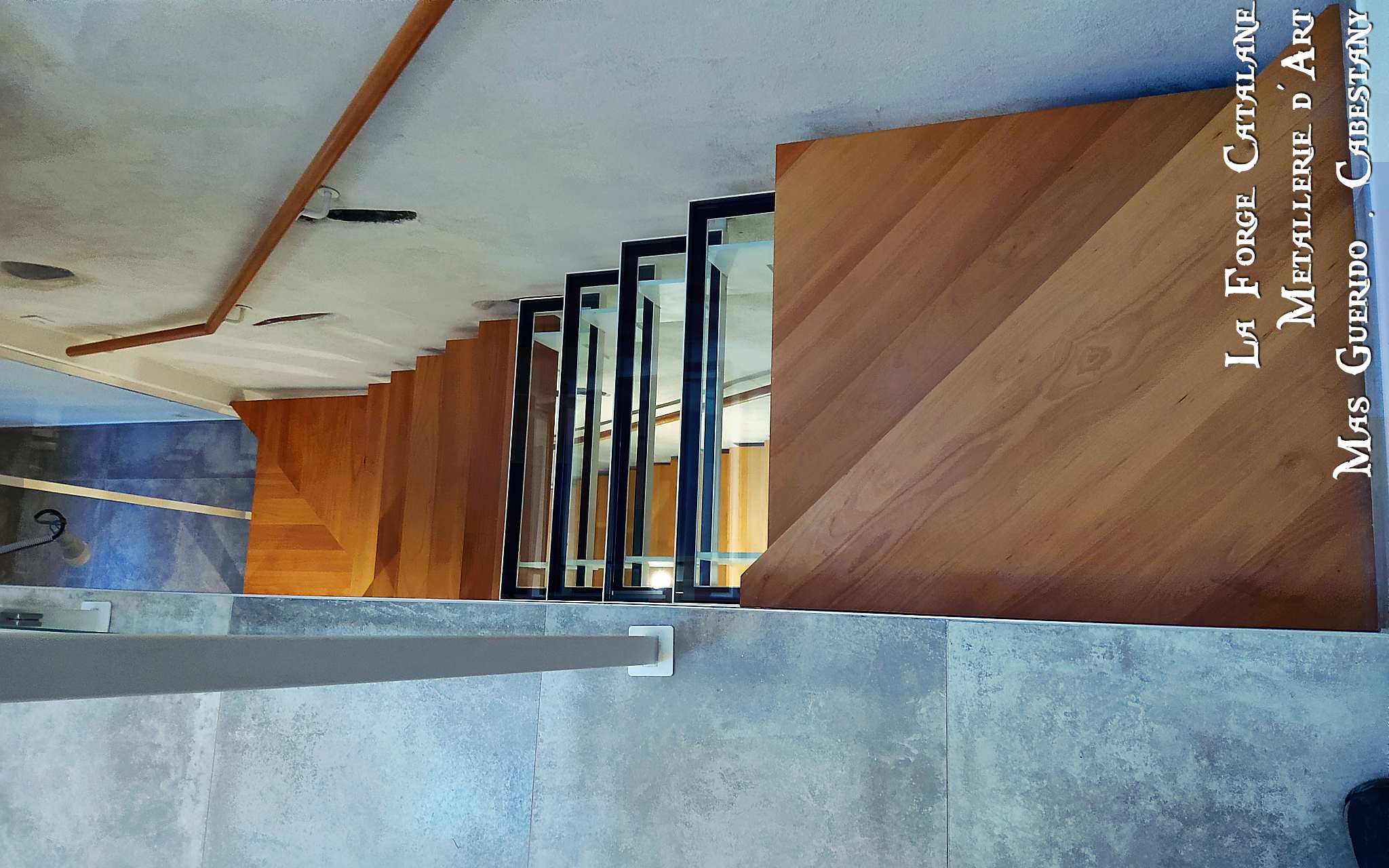 escalier double limon cremaillere marches bois et marches en verres main courante bois forge catalane.jpg